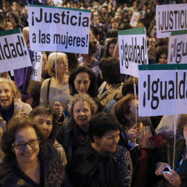 Mujeres participando en una manifestación por la igualdad. EFE