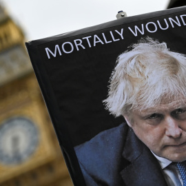 Un manifestante sostiene una pancarta contra Boris Johnson en Londres, a 6 de junio de 2022.