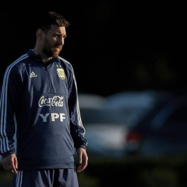 Lionel Messi entrena junto a sus compañeros de la selección argentina. (JUAN IGNACIO RONCORONI)