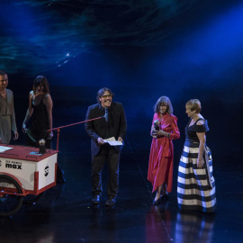 06/06/2022-El actor Sergio Peris-Mencheta y Cristina Rota reciben el premio Max al mejor espectáculo de teatro por "Una noche sin luna", durante la gala de los XXV Premios Max de las Artes Escénicas, este lunes en el Teatre Principal de Maó