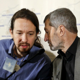 Pablo Iglesias conversa con el general José Julio Rodriguez