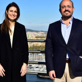 La número dos del PP para las catalanas, Lorena Roldán, y el candidato a la Generalitat del PP, Alejandro Fernández.