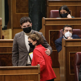 02/02/2021.- La diputada de ERC Montserrat Bassa y el portavoz parlamentario de ERC, Gabriel Rufián, durante una sesión plenaria en el Congreso de los Diputados.