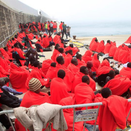 Llegada al puerto de Tarifa (Cádiz) las 307 personas que han sido rescatadas desde esta madrugada por Salvamento Marítimo cuando viajaban a bordo de 38 pateras en aguas del Estrecho de Gibraltar y tras recuperar los cadáveres de cuatro inmi