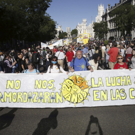 Un momento de la manifestación convocada por el 15M con el lema "2015M: No nos amodazarán. La lucha sigue en las calles" que discurre entre Cibeles y la Puerta del Sol, en Madrid. Efe/Kiko Huesca