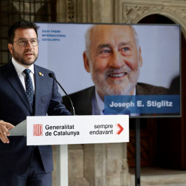 El president de la Generalitat, Pere Aragonès, anunciant el Premi Internacional Catalunya a l'economista Joseph Stiglitz