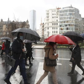 Ciudadanos cruzan un paso de peatones este viernes en Bilbao.