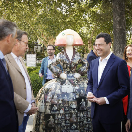 El presidente Juanma Moreno, tras visitar hoy la exposición Ecomeninas Andalucía Gallery, en Sevilla.