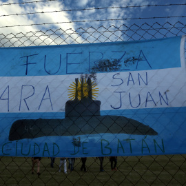 Una bandera argentina con una silueta de un submarino en apoyo de la tripulación del submarino 'San Juan' y de sus familiares en la base naval de Mar del Plata. REUTERS/Marcos Brindicci