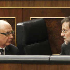 El presidente del Gobierno, Mariano Rajoy conversa con el ministro de Hacienda, Cristóbal Montoro, en el Congreso de los Diputados, en una imagen de archivo. EFE