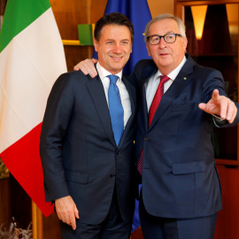 El primero ministro italiano, Giuseppe Conte, con el presidente de la Comisión Europea, Jean-Claude Juncker, en un encuentro en el Parlamento Europeo, en Estrasburgo, el pasado febrero. REUTERS/Vincent Kessler