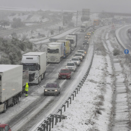 Carretera cortada por la nieve