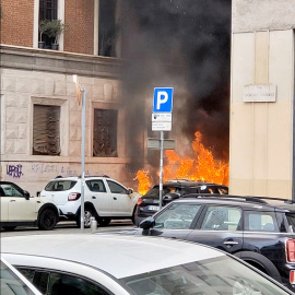 Varios coches han resultado calcinados tras una explosión en el centro de Milán