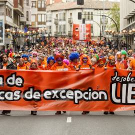 Imagen de la "marcha naranja" de apoyo a los siete jóvenes condenados a seis años de prisión "por integración en banda armada" debido a su pertenencia a la organización juvenil Segi, declarada ilegal. EFE/David Aguilar