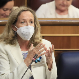 La vicepresidenta primera y ministra de Asuntos Económicos, Nadia Calviño, durante su intervención en la sesión de control al Gobierno en el Congreso de los Diputados. EFE/Fernando Alvarado