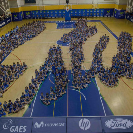 La palabra "Estu" formada por los niños y niñas de la cantera del club de baloncesto Estudiantes.