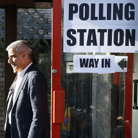 El candidato laborista a la alcaldía de Londres,Sadiq Khan, saliendo de votar. REUTERS/Stefan Wermuth