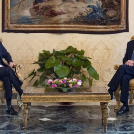 El presidente de la República de Italia, Sergio Mattarella (i) y el expresidente del Banco Central Europeo (BCE) Mario Draghi (d) en el Palacio del Quirinal