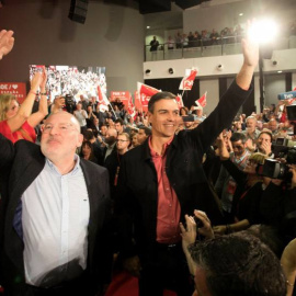 El presidente del Gobierno, Pedro Sánchez, acompañado por el primer vicepresidente de la Comisión Europea, Frans Timmermans,  en un primer mitin de la campaña para las elecciones del 26-M. EFE/Domenech Castelló