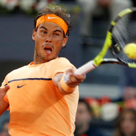 El tenista español Rafa Nadal durante el partido contra el brasileño Joao Souza de cuartos de final del Mutua Madrid Open que se disputa en la Caja Mágica. EFE/Chema Moya