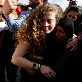 Ahed Tamimi es recibida por el pueblo palestino tras se liberada por Israel. REUTERS/Mohamad Torokman