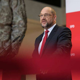 El líder del Partido Socialdemócrata alemán (SPD), Martin Schulz, pronuncia un comunicado en la sede de la formación en Berlín. | EFE