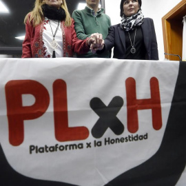 La denunciante de la Gürtel, Ana Garrido (i), de Acuamed, Azahara Peralta, y de la corrupción en el ejército, Luis Gonzalo Segura, durante la rueda de prensa de la Plataforma x la Honestidad, hoy en el Centro de peritaciones tecnológicas, e