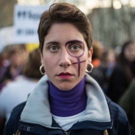 Una joven manifestante posa durante la manifestación del 8M en la Plaza de Neptuno de Madrid.-JAIRO VARGAS