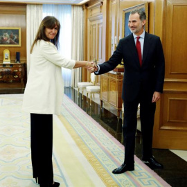 El rey Felipe VI saluda a la diputada de JxCat en el Congreso, Laura Borràs