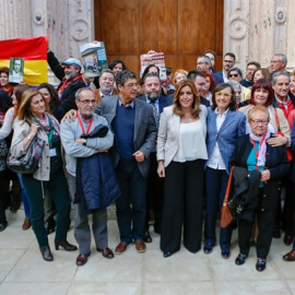 Susana Díaz con las víctimas del franquismo el día en el que, el pasado mes de marzo, el Parlamento andaluz aprobó la Ley de Memoria Histórica y Democrática. /EUROPA PRESS