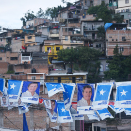 Carteles con el candidato oficialista en las elecciones presidenciales en Honduras, Juan Orlando Hernandez, en un barrio de Tegucigalpa.AFP/ RODRIGO Arangua