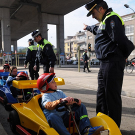 12/5/23 Un policía con un niño en un coches de pedales, en Pontevedra.