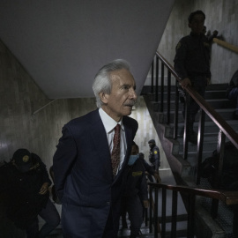 El periodista José Rubén Zamora llega a la torre de tribunales para el inicio de un juicio en su contra, el 2 de mayo, en Ciudad de Guatemala (Guatemala)