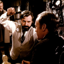 Alan Arkin, como Sigmund Freud, en 'Elemental,Dr. Freud'.