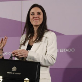 La vicepresidenta primera, Carmen Calvo, entrega la cartera d'Igualtat a la nova ministra, Irene Montero.