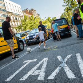 Taxistes de Barcelona bloquegen el trànsit al centre de la ciutat aquest dilluns, en el sisè dia de vaga del sector. / EFE/ Enric Fontcuberta.