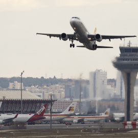 Un avión despega del aeropuerto Adolfo Suárez Madrid-Barajas, con la torre de control al fondo. REUTERS