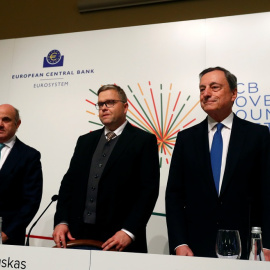 De izq. a der., el vicepresidente del BCE, Luis de Guindos, el gobernador del Banco Central de Lituania, Vitas Vasiliauskas, y el presidente del BCE, Mario Draghi, tras la reunión del consejo de gobierno de la entidad en Vilna.. REUTERS/Int