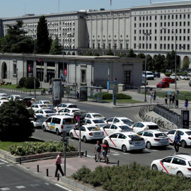 Un grupo de taxis permanecen concentrados a su paso por el ministerio de Fomento. /EFE