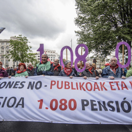 Miles de personas se han manifestado este sábado en las calles de las capitales de Euskadi y Navarra para insistir en su reivindicación de una pensión mínima de 1.080 euros mensuales.