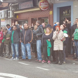 Decenas de ciudadanos apoyan a la vecina de Móstoles a la que pretendían desahuciar. @StopDesMostoles