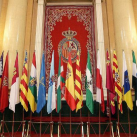 Banderas de las comunidades autónomas en el Senado, en la Conferencia de Presidentes. EFE