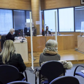 Ascensión D. y su hija, Ana Q, sentadas en el banquillo de los acusados para declarar en el Juzgado de lo Penal número 17 de Madrid.