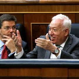 El ministro de Asuntos Exteriores, José Manuel García-Margallo (d), junto al titular de Justicia, Rafael Catalá. EFE/Chema Moya