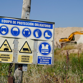 16/06/2022. Un cartel obras en la zona perteneciente a la explotación minera de Tolsadeco, a 9 de junio de 2021, en Madrid.