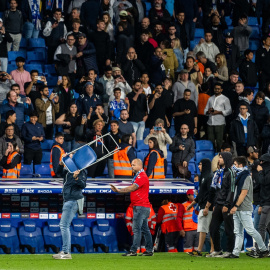 Un grupo de ultras del Espanyol invade el campo tras la derrota de su equipo contra el FC Barcelona, a 14 de mayo de 2023.