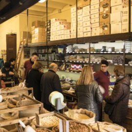 03/2023 - Imagen de un comercio de Ciutat Vella en Barcelona.