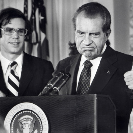 Foto del 9 de agosto de 1974 del presidente Richard Nixon, en la despedida del personal de la Casa Blanca, tras dimitir por el escándalo del Watergate, que estalló dos años antes. AFP