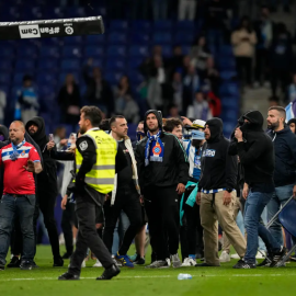 Aficionats de l'Espanyol durant la invasió de camp