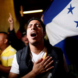 Un seguidor de Salvador Nasralla, candidato de la Alianza de Oposición contra la Dictadura, canta el himno nacional en un acto del partido durante el recuento de los votos en las elecciones presidenciales de Honduras. REUTERS/Edgard Garrido